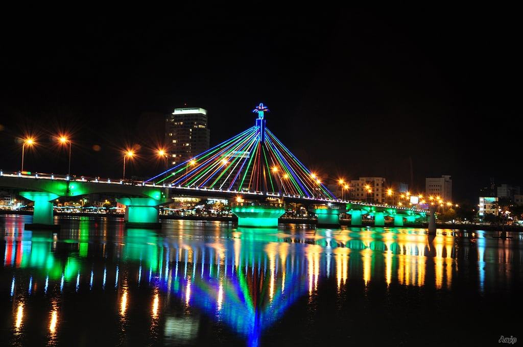 Địa điểm du lịch Đà Nẵng độc đáo về đêm - Cầu Sông Hàn