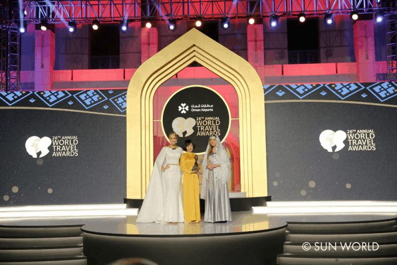 Đại diện tập đoàn SunGroup nhận giải thưởng Cáp Treo Bà Nà - World Travel Awards 2019