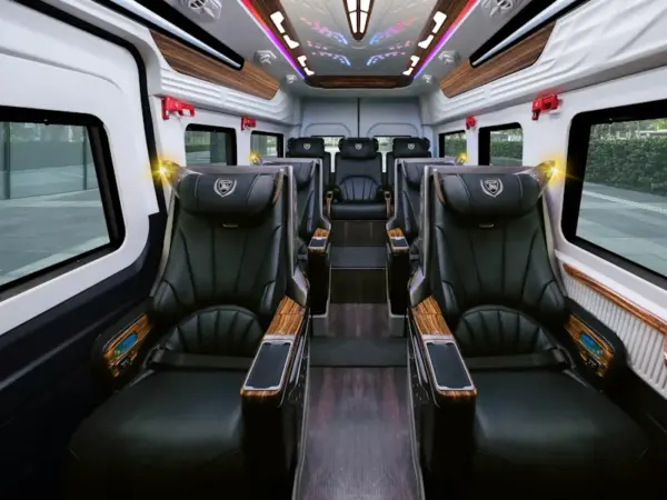 Không gian nội thất vô cùng rộng rãi, tiện nghi trên xe Dcar Limousine 12 chỗ